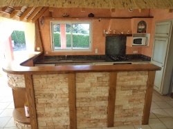 comptoir en pierre et bois (64)cuisine paillote toiture en bambou